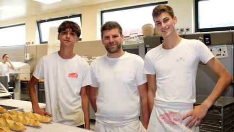 Kevin Pétry, entouré de deux apprentis. La boulangerie est très sollicitée pour prendre des jeunes en formation. Photos : D. Péronne Kevin Pétry, entouré de deux apprentis. La boulangerie est très sollicitée pour prendre des jeunes en formation. Photos : D. Péronne